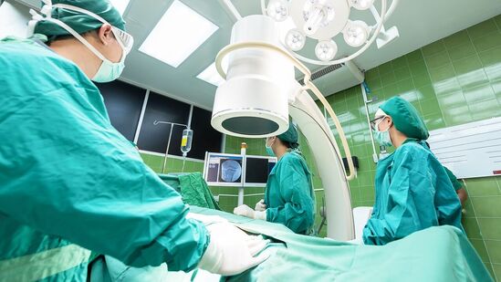 Surgery : அறுவை சிகிச்சையின் போது மருத்துவர்கள் ஏன் பச்சை அல்லது நீல நிற ஆடைகளை அணிகிறார்கள் தெரியுமா.. காரணம் இதோ! Surgery : அறுவை சிகிச்சையின் போது மருத்துவர்கள் ஏன் பச்சை அல்லது நீல நிற ஆடைகளை அணிகிறார்கள் தெரியுமா.. காரணம் இதோ!