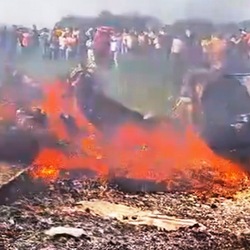 ம.பி: விபத்துக்குள்ளான இந்திய விமான படை பயிற்சி விமானம்.. சிதறிய பாகங்கள்! பற்றி எரிந்த தீ