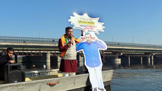 புதுடெல்லி தொகுதியில் போட்டியிட்ட அரவிந்த் கெஜ்ரிவாலை 4089 வாக்குகள் வித்தியாசத்தில் வீழ்த்தி உள்ள நிலையில், பர்வேஷ் வர்மாவை டெல்லி முதலமைச்சராக தேர்வு செய்ய பாஜக தலைமை திட்டமிடுவதாக தகவல்கள் வெளியாகி உள்ளது.&nbsp;