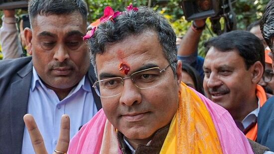 டெல்லி முன்னாள் முதலமைச்சர் அரவிந்த் கெஜ்ரிவால் பாஜக வேட்பாளர் பர்வேஷ் வர்மாவிடம் வெற்றி வாய்ப்பை இழந்து உள்ளார். டெல்லி முதலமைச்சர் பதவிக்கு இவரது பெயரையும் பாஜக பரிசீலிப்பதாக தகவல்கள் வெளியாகி உள்ளது.&nbsp;
