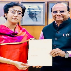 <p>நடந்து முடிந்த டெல்லி சட்டமன்றத் தேர்தலில் பாஜக 48 இடங்களில் வென்று வரலாற்றுச் சிறப்பு மிக்க வெற்றியை பெற்றது. வெறும் 22 இடங்களில் மட்டுமே வெற்றி பெற்ற ஆம் ஆத்மி கட்சி ஆட்சியை இழந்துள்ளது. இதனால் அதிஷி தனது முதல்வர் பதவியை ராஜினாமா செய்துள்ளார்.</p>
