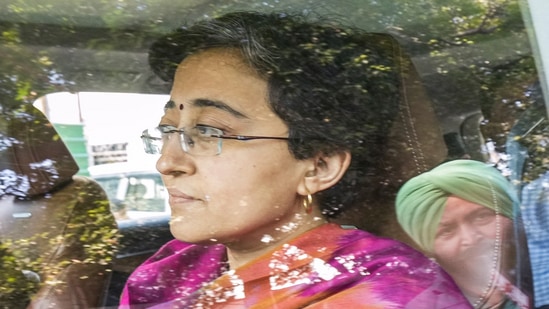 டெல்லியில் 3-வது முறையாக ஆட்சியைத் தக்க வைக்கும் என்று எதிர்பார்க்கப்பட்ட ஆம் ஆத்மி கட்சி 22 இடங்களில் வென்று பெரும் பின்னடைவைச் சந்தித்துள்ளது. காங்கிரஸ் கட்சி தொடர்ந்து டெல்லியின் மூன்று சட்டப்பேரவைத் தேர்தல்களில் ஒரு இடங்களில் கூட வெற்றி பெறாமல், தொடர் தோல்வியை பதிவு செய்துள்ளது.