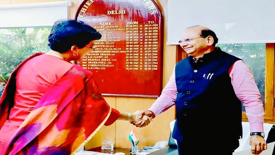 டெல்லி தேர்தல் முடிவுகள் வெளியான அடுத்த நாளான இன்று டெல்லி முதல்வர் அதிஷி, துணைநிலை ஆளுநர் வி.கே. சக்சேனாவை இன்று காலையில் சந்தித்தார். அப்போது தனது ராஜினாமா கடிதத்தை அவர் ஆளுநரிடம் வழங்கினார். அதனை ஏற்றுக்கொண்ட ஆளுநர், புதிய அரசு பதவியேற்கும் வரை முதல்வராக தொடர கேட்டுக்கொண்டார்.