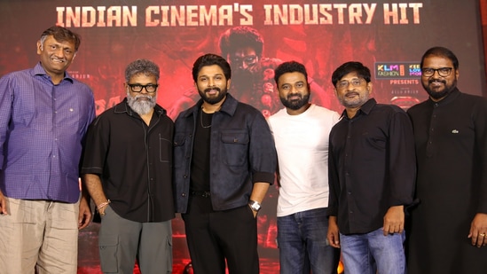 Allu Arjun: 'நாங்க எல்லாம் சொன்னத செஞ்ச கிளிப்பிள்ளைங்க' சுகுமாரை பாராட்டிய அல்லு அர்ஜூன்.. Allu Arjun: 'நாங்க எல்லாம் சொன்னத செஞ்ச கிளிப்பிள்ளைங்க' சுகுமாரை பாராட்டிய அல்லு அர்ஜூன்..