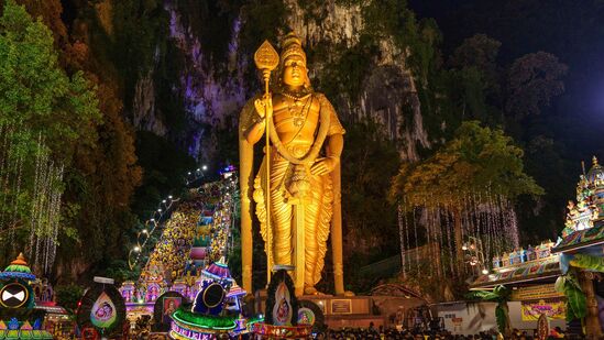 தைப்பூச திருநாளான இன்று உலகம் முழுவதும் உள்ள முருகன் கோயில்களில் சிறப்பு வழிபாடுகள் நடைபெற்று வருகிறது. தமிழ்நாடு, மலேசியா, சிங்கப்பூர், இலங்கை, ஆஸ்திரேலியா போன்ற நாடுகளில் உள்ள முருகன் கோயில்களில் தைபூச திருநாள் விமர்சியாக கொண்டாடப்படுகிறது. <p>தைப்பூச திருநாளான இன்று உலகம் முழுவதும் உள்ள முருகன் கோயில்களில் சிறப்பு வழிபாடுகள் நடைபெற்று வருகிறது. தமிழ்நாடு, மலேசியா, சிங்கப்பூர், இலங்கை, ஆஸ்திரேலியா போன்ற நாடுகளில் உள்ள முருகன் கோயில்களில் தைபூச திருநாள் விமர்சியாக கொண்டாடப்படுகிறது.</p>