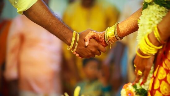 எல்லோரும் ஒரு உறவில் மகிழ்ச்சியாக இருக்க விரும்புகிறார்கள், ஆனால் அது அனைவருக்கும் சாத்தியமில்லை. ஒரு உறவில் மகிழ்ச்சியாக இருக்க, நீங்கள் பொருத்தமான வாழ்க்கை துணையை தேர்ந்தெடுக்க வேண்டும், இதனால் வாழ்க்கையில் அனைத்தும் அழகாக இருக்கும்.