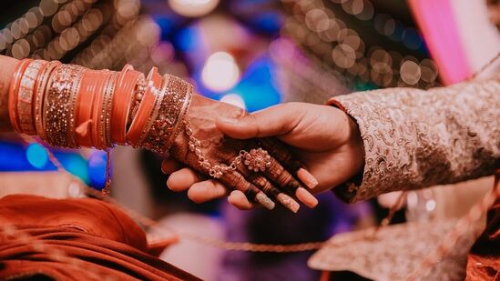 வாழ்க்கையில் சரிசெய்யக்கூடிய ஒரு துணையை கண்டுபிடிப்பதில் நீங்கள் மிகவும் மகிழ்ச்சியாக இருக்க முடியும். இந்த 5 ராசிகளுக்கு, துணை அதிர்ஷ்டசாலி மற்றும் அவர்களின் நிறுவன வாழ்க்கை அழகாக இருக்கும். எனவே அவர்கள் எந்த ராசிக்காரர்கள் என்பதை தெரிந்து கொள்வோம்&nbsp;
