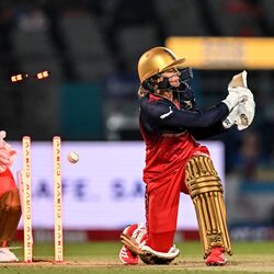 <p>நடப்பு சாம்பியன் ஆர்சிபி மகளிர் அணி, சாதனை வெற்றியுடன் WPL 2025-ஐ உற்சாகமாகத் தொடங்கியது. குஜராத் அணி முதல் இன்னிங்சில் 201/5 ரன்கள் எடுத்தது. துரத்தலில், ரிச்சா கோஷ் (64*), எலிஸ் பெர்ரி (57), மற்றும் கனிகா அஹுஜா (30*) ஆகியோர் அற்புதமான ரன்கள் எடுத்து ஆர்சிபி அணி 9 பந்துகள் மீதமுள்ள நிலையில் வெற்றியைப் பெறுவதை உறுதி செய்தனர். இது WPL வரலாற்றில் மிக உயர்ந்த வெற்றிகரமான துரத்தல் ஆகும்.</p>