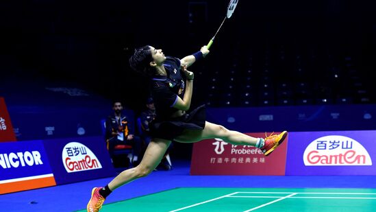 மகளிர் ஒற்றையர் பிரிவில் உலகின் 8 ஆம் நிலை வீராங்கனையான டோமோகா மியாசாகியை எதிர்கொண்டார் மாளவிகா. இறுதியில் 21-12, 21-19 என்ற கணக்கில் தோல்வியடைந்தார். இந்தியா 2-0 என பின்தங்கிய நிலையில், உலகின் 31-வது இடத்தில் உள்ள 32 வயதான எச்.எஸ். பிரணாய், ஆண்கள் ஒற்றையர் பிரிவில் பேட்மிண்டன் தரவரிசையில் 16-வது இடத்தில் உள்ள கென்டா நிஷிமோட்டோவிடம் 21-15, 15-21, 21-12 என்ற கணக்கில் தோஸ்லி அடைந்தார். மகளிர் ஒற்றையர் பிரிவில் உலகின் 8 ஆம் நிலை வீராங்கனையான டோமோகா மியாசாகியை எதிர்கொண்டார் மாளவிகா. இறுதியில் 21-12, 21-19 என்ற கணக்கில் தோல்வியடைந்தார். இந்தியா 2-0 என பின்தங்கிய நிலையில், உலகின் 31-வது இடத்தில் உள்ள 32 வயதான எச்.எஸ். பிரணாய், ஆண்கள் ஒற்றையர் பிரிவில் பேட்மிண்டன் தரவரிசையில் 16-வது இடத்தில் உள்ள கென்டா நிஷிமோட்டோவிடம் 21-15, 15-21, 21-12 என்ற கணக்கில் தோஸ்லி அடைந்தார்.