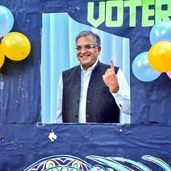<p>இந்தக் குழு சவுத் பிளாக்கில் உள்ள பிரதமர் அலுவலகத்தில் கூடியது. இது ஒரு தேடல் குழுவால் தேர்ந்தெடுக்கப்பட்ட வேட்பாளர்களில் இருந்து பெயரை பரிந்துரைத்தது.</p>
