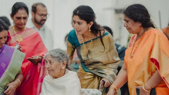 Sai Pallavi: ‘சேலை சென்டிமென்ட்.. பாட்டிக்கும் தேசிய விருதுக்கும் சம்மந்தம் இருக்கு..’ - சாய் பல்லவி பேட்டி! Sai Pallavi: ‘சேலை சென்டிமென்ட்.. பாட்டிக்கும் தேசிய விருதுக்கும் சம்மந்தம் இருக்கு..’ - சாய் பல்லவி பேட்டி!