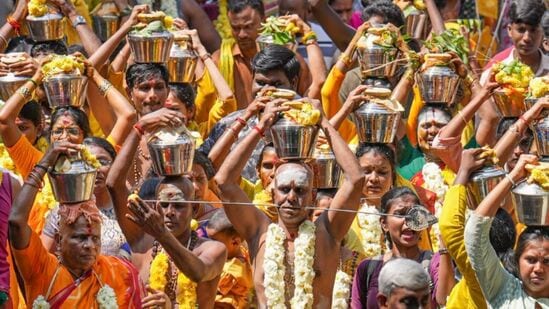 2. சென்னை - தொழில்நுட்பம் மற்றும் விழிப்புடன் கூடிய காவல் துறையின் கோட்டை: ஐபிசி குற்ற விகிதத்தில் சென்னை 173.5% ஆக இருப்பதால், இந்தியாவின் பாதுகாப்பான நகரங்களில் இரண்டாவது இடத்தில் உள்ளது. மேம்பட்ட கண்காணிப்பு அமைப்பு மற்றும் வலுவான காவல் நிர்வாகம் காரணமாக இங்கு குற்ற விகிதம் குறைவாக உள்ளது. சென்னையில் ஐஐடி மெட்ராஸ் போன்ற முன்னணி கல்வி நிறுவனங்களும் உலகத்தரம் வாய்ந்த சுகாதார வசதிகளும் உள்ளன. இது தவிர, பெண்களுக்கான பிரத்யேக ஹெல்ப்லைன்கள் மற்றும் காவல் நிலையங்களும் பெண்களுக்குப் பாதுகாப்பானதாக அமைகின்றன