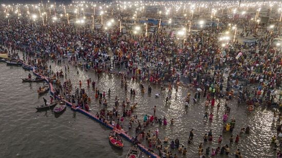 மகா கும்பமேளா 2025 மூலம் பொருட்கள் மற்றும் சேவைகள் மூலம் ரூ.3 லட்சம் கோடிக்கு (USD 360 பில்லியன்) வணிகத்தை உருவாக்கியுள்ளதாக மதிப்பிடப்பட்டுள்ளது. இது இந்தியாவின் மிகப்பெரிய பொருளாதார நிகழ்வுகளில் ஒன்றாகவும் பார்க்கப்படுகிறது. மகா கும்பமேளா 2025 மூலம் பொருட்கள் மற்றும் சேவைகள் மூலம் ரூ.3 லட்சம் கோடிக்கு (USD 360 பில்லியன்) வணிகத்தை உருவாக்கியுள்ளதாக மதிப்பிடப்பட்டுள்ளது. இது இந்தியாவின் மிகப்பெரிய பொருளாதார நிகழ்வுகளில் ஒன்றாகவும் பார்க்கப்படுகிறது. 