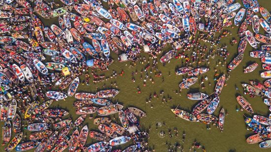திரிவேணி சங்கமத்தில் புனித நீராடுவதற்காக படகுகளில் செல்லும் ஆயிரக்கணக்கான பக்தர்கள். திரிவேணி சங்கமத்தில் புனித நீராடுவதற்காக படகுகளில் செல்லும் ஆயிரக்கணக்கான பக்தர்கள். 