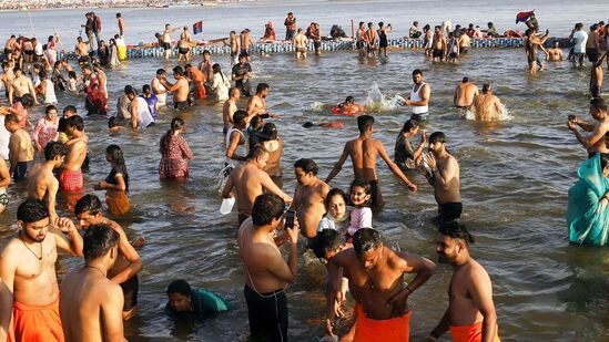 கங்கை, யமுனை, சரஸ்வதி ஆகியவை கூடும் திரிவேணி சங்கமத்தில் பெளஷ் பெளர்ணமியை முன்னிட்டு தொடங்கிய கும்பமேளா கடந்த 38 நாட்களாக பெரும் உற்சாகத்துடன் கொண்டாடப்பட்டு வருகிறது. கங்கை, யமுனை, சரஸ்வதி ஆகியவை கூடும் திரிவேணி சங்கமத்தில் பெளஷ் பெளர்ணமியை முன்னிட்டு தொடங்கிய கும்பமேளா கடந்த 38 நாட்களாக பெரும் உற்சாகத்துடன் கொண்டாடப்பட்டு வருகிறது.