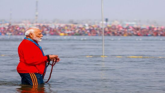 உலகின் மிகப்பெரிய ஆன்மீக விழாவாக கருதப்படும் மகா கும்பமேளாவில் புனித நீராட உலகெங்கிலும் இருந்து ஏராளமான பக்தர்கள் திரிவேணி சங்கமத்தில் திரண்டு வருகின்றனர். குடியரசுத் தலைவர், பிரதமர் மோடி உள்ளிட்ட நாட்டின் மூத்த தலைவர்கள், பிரபலங்கள், மகா கும்பமேளாவில் பங்கேற்று புனித நீராடி வருகின்றனர். உலகின் மிகப்பெரிய ஆன்மீக விழாவாக கருதப்படும் மகா கும்பமேளாவில் புனித நீராட உலகெங்கிலும் இருந்து ஏராளமான பக்தர்கள் திரிவேணி சங்கமத்தில் திரண்டு வருகின்றனர். குடியரசுத் தலைவர், பிரதமர் மோடி உள்ளிட்ட நாட்டின் மூத்த தலைவர்கள், பிரபலங்கள், மகா கும்பமேளாவில் பங்கேற்று புனித நீராடி வருகின்றனர்.