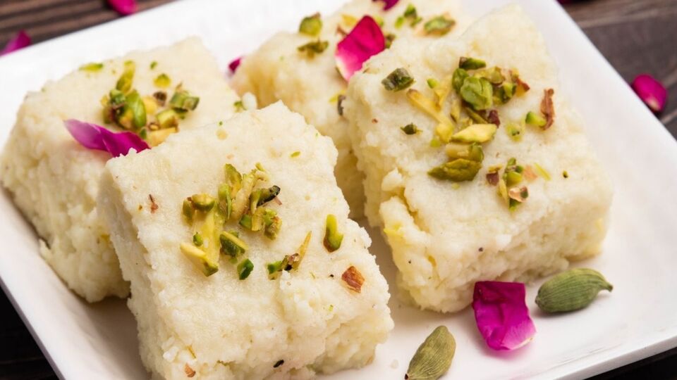 Bread Barfi: ‘அடிக்கடி ஸ்வீட் கடைக்குச் செல்பவர்களா நீங்கள்?’ - பத்து நிமிடங்களில் வீட்டிலேயே செய்யலாம் பிரெட் பர்ஃபி!