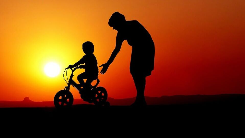 பெற்றோர் குறிப்புகள் : கண்டிப்புதான் குழந்தைகளை நல்வழிப்படுத்தும் ஆயுதமா? வேண்டாம்; இதைச் செய்தால் போதும்!