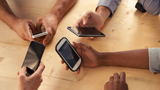 மின்னணு சாதனங்கள் வெப்பத்தைத் தாங்க முடியாது. அதிகப்படியான பயன்பாடு செல்போன்களை அதிக வெப்பமடையச் செய்யலாம். தற்போது அதிகரித்து வரும் வெப்பநிலை செல்போன்களை மேலும் பாதிக்கக்கூடும் என்று நிபுணர்கள் விளக்குகின்றனர்.&nbsp;