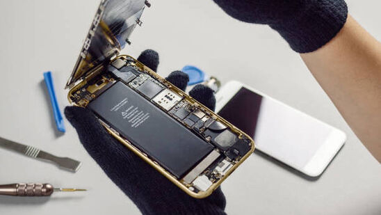 ஸ்மார்ட்போன்களில் பயன்படுத்தப்படும் லித்தியம் அயன் பேட்டரிகள் உணர்திறன் கொண்டவை. அதிகப்படியான வெப்பம் பேட்டரியில் உள்ள ரசாயனங்களை சீர்குலைக்கிறது. இது அதிக வெப்பம் மற்றும் வெடிப்புக்கு வழிவகுக்கும். தரமற்ற பேட்டரிகள் அல்லது சேதமடைந்த பேட்டரிகள் அதிக வெப்பத்திற்கு ஆளாகின்றன. அதிக சார்ஜ் செய்தால் பேட்டரி அதிக சூடாகிவிடும் என்று நிபுணர்கள் கூறுகின்றனர்.&nbsp;