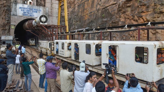 Telangana Tunnel Collapse: தெலங்கானா சுரங்கப்பாதை விபத்து.. 48 மணி நேரமாக சிக்கித் தவிக்கும் 8 பேர்.. தீவிர மீட்புப் பணி Telangana Tunnel Collapse: தெலங்கானா சுரங்கப்பாதை விபத்து.. 48 மணி நேரமாக சிக்கித் தவிக்கும் 8 பேர்.. தீவிர மீட்புப் பணி
