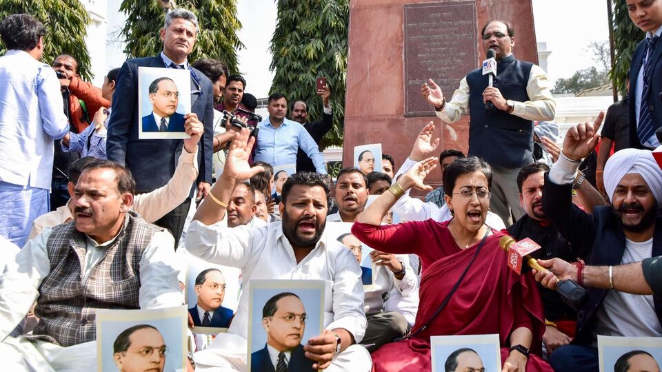 அதிஷி உள்பட ஆம் ஆத்மி எம்.எல்.ஏ.க்கள் 21 பேரை 2 நாட்களுக்கு சஸ்பெண்ட் செய்த சபாநாயகர்