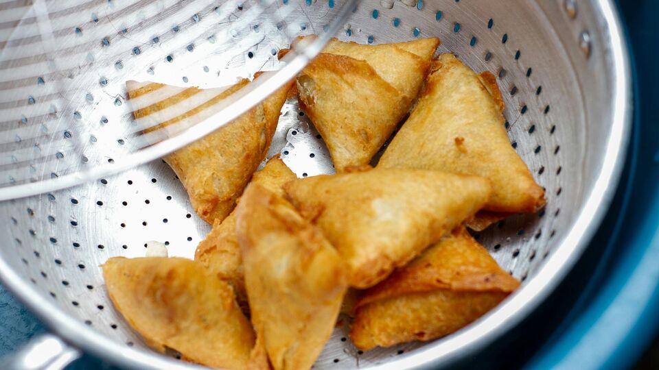 சிக்கன் சமோசா சாப்பிட்டு இருக்கீங்களா? ஈவினிங் ஸ்நாக்ஸ்க்கு பெட்டர் சாய்ஸ்! மாஸ் ரெசிபி இதோ!