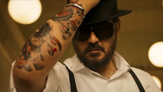 Good Bad Ugly Ajith : குட் பேட் அக்லி திரைப்படத்தில் தோன்றும் இந்த காட்சி, ஏகன் திரைப்படத்தில் அஜித்தின் ஒரு கதாபாத்திரம் போல காட்சிப்படுத்தப்பட்டுள்ளது. மேற்கத்திய உடையில், ஜம்மென்று வரும் இந்த காட்சி, தியேட்டரில் பயங்கர மாஸாக இருக்கும் என்கிறார்கள்.