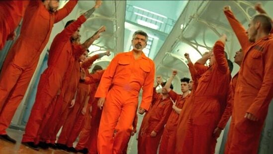 Good Bad Ugly Ajith: குட் பேட் அக்லி திரைப்படத்தில் அஜித் வரும் இந்த காட்சி, அவர் ஒரு கேங்ஸ்டர் என்பதையும், அவரது ஆட்கள், அவரை வரவேற்கும் காட்சியையும் காட்டுகிறது. இது சிறையின் சீருடையாக இருக்கலாம். எப்படி இருந்தாலும், மீண்டும் கேங்ஸ்டர் வருகிறார்.