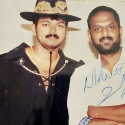 <p>Thalapathy Vijay: முதல் சந்திப்பிலேயே விஜய் தனக்கு படவாய்ப்பை கொடுத்த நெகிழ்வான தருணம் குறித்து இயக்குநர் வின்சென்ட் செல்வா டூரிங் டாக்கீஸ் யூடியூப் சேனலுக்கு கடந்த 7 மாதங்களுக்கு முன்னர் கொடுத்த பேட்டியில் பேசி இருந்தார். அந்த பேட்டியை பார்க்கலாம்.&nbsp;</p><h2>விஜய்க்கு சென்ற ஒன்லைன்&nbsp;</h2><p>அதில் அவர் பேசும் போது, ' விஜய் நண்பர்களுடன் எனக்கு நல்ல பழக்கம் இருந்தது. அது விளம்பரப் படங்களை இயக்கும் பொழுது, எனக்கு கிடைத்தது. ஒரு நாள் அவர்களிடம் நான் &nbsp;‘பிரியமுடன்’ கதைக்கான ஒன்லைனை சாதரணமாக சொன்னேன். அது அவர்களுக்கு மிகவும் பிடித்து விட்டது. அவர்கள் உடனே இதை விஜயிடம் சொன்னால், சரியாக இருக்கும், நாங்கள் ஏற்பாடு செய்கிறோம். நீ தயாராக இரு என்று கூறிவிட்டனர்.</p>