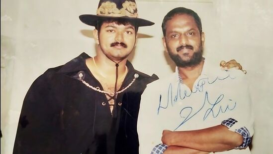 Thalapathy Vijay: முதல் சந்திப்பிலேயே விஜய் தனக்கு படவாய்ப்பை கொடுத்த நெகிழ்வான தருணம் குறித்து இயக்குநர் வின்சென்ட் செல்வா டூரிங் டாக்கீஸ் யூடியூப் சேனலுக்கு கடந்த 7 மாதங்களுக்கு முன்னர் கொடுத்த பேட்டியில் பேசி இருந்தார். அந்த பேட்டியை பார்க்கலாம்.&nbsp;விஜய்க்கு சென்ற ஒன்லைன்&nbsp;அதில் அவர் பேசும் போது, ' விஜய் நண்பர்களுடன் எனக்கு நல்ல பழக்கம் இருந்தது. அது விளம்பரப் படங்களை இயக்கும் பொழுது, எனக்கு கிடைத்தது. ஒரு நாள் அவர்களிடம் நான் &nbsp;‘பிரியமுடன்’ கதைக்கான ஒன்லைனை சாதரணமாக சொன்னேன். அது அவர்களுக்கு மிகவும் பிடித்து விட்டது. அவர்கள் உடனே இதை விஜயிடம் சொன்னால், சரியாக இருக்கும், நாங்கள் ஏற்பாடு செய்கிறோம். நீ தயாராக இரு என்று கூறிவிட்டனர்.
