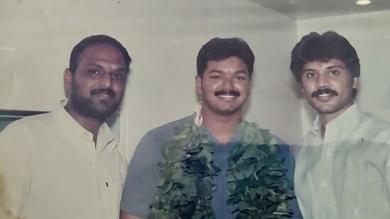 கண்டிஷன் போட்டேன்அங்கே அவரே எனக்கு சேர் போட்டு கொடுத்து, கதையை சொல்லச் சொன்னார். நான் கதை சொல்லும் முன்னர் அவரிடம் ஒரு கண்டிஷன் போட்டேன். அது என்னவென்றால், நான் கதையின் முதல் பாதியை சொல்கிறேன். உங்களுக்கு கதை பிடித்திருந்தால் நான் இரண்டாம் பாதியை சொல்கிறேன் என்று சொன்னேன்.