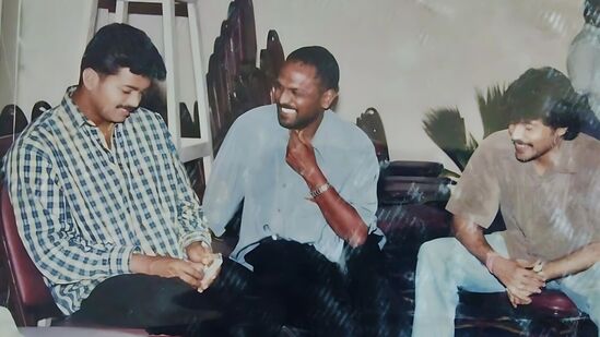 விஜயிடமும் நீ கண்டிப்பாக வின்சென்ட் செல்வாவின் கதையை கேட்க வேண்டும் என்று கூறியதால், விஜயும் அப்படி என்ன சுவாரசியமான கதை என்று என்னிடம் கதை கேட்பதற்கு சம்மதம் தெரிவித்தார். விஜயிடம் கதை சொல்ல மாடிக்கு செல்லுமாறு கூறினார்கள். நானும் சென்றேன்.&nbsp;