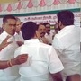 செங்கோட்டையன் முன்னிலையில் அதிமுகவினர் கடும் மோதல்.. செயல்வீரர்கள் கூட்டத்தில் அடிதடி.. பறந்த சேர்கள்!
