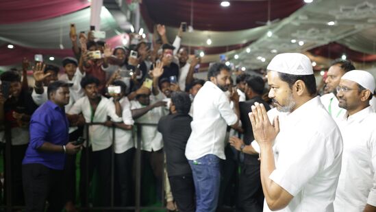 ஒய்.எம்.சி.ஏ திடலுக்கு பிரசார வாகனம் மூலம் விஜய் வந்தார். குறிப்பாக, இஃப்தார் நோன்பு திறக்கும் நிகழ்ச்சிக்கு வெள்ளை கைலி, வெள்ளை சட்டை, தொப்பியுடன் விஜய் வருகை தந்தார்.