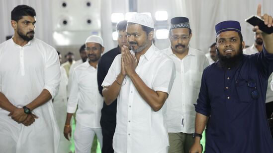 மேலும் விஜய் பேசுகையில், உங்க எல்லோருக்கும் மனமார்ந்த நன்றிகளைத் தெரிவித்துக் கொள்கிறேன் என்றார். அதன்பின், நிகழ்ச்சி முடிந்த பிறகு பிரசார வாகனத்தில் நின்றவாறு மக்களைப் பார்த்து கையசைத்தவாறு விஜய் புறப்பட்டார்