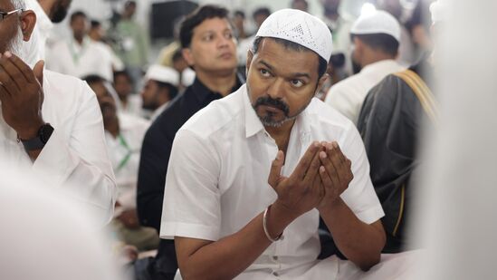 விஜய் வருகை முன்பே திட்டமிட்டது என்பதால், ஏராளமான அவரது ரசிகர்கள் அங்கு திரண்டனர். அவர்களை தடுக்க பவுன்சர்கள் முயற்சி செய்தும், அவர்களை மீறி, தடுப்புகளை மீறி ரசிகர்கள் உள்ளே நுழைந்தனர்.