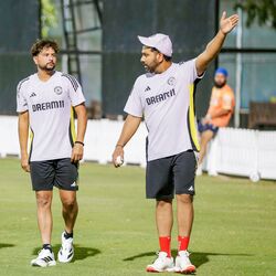 <p>கடைசியாக விளையாடிய 10 odi கிரிக்கெட் போட்டிகளில் இந்திய அணி நியூசிலாந்தை விட 6-4 என்ற கணக்கில் முன்னிலை வகிக்கிறது. துபாயில் நடந்த லீக் ஆட்டத்தில் கூட நியூசிலாந்தை இந்தியா வீழ்த்தியது.</p>