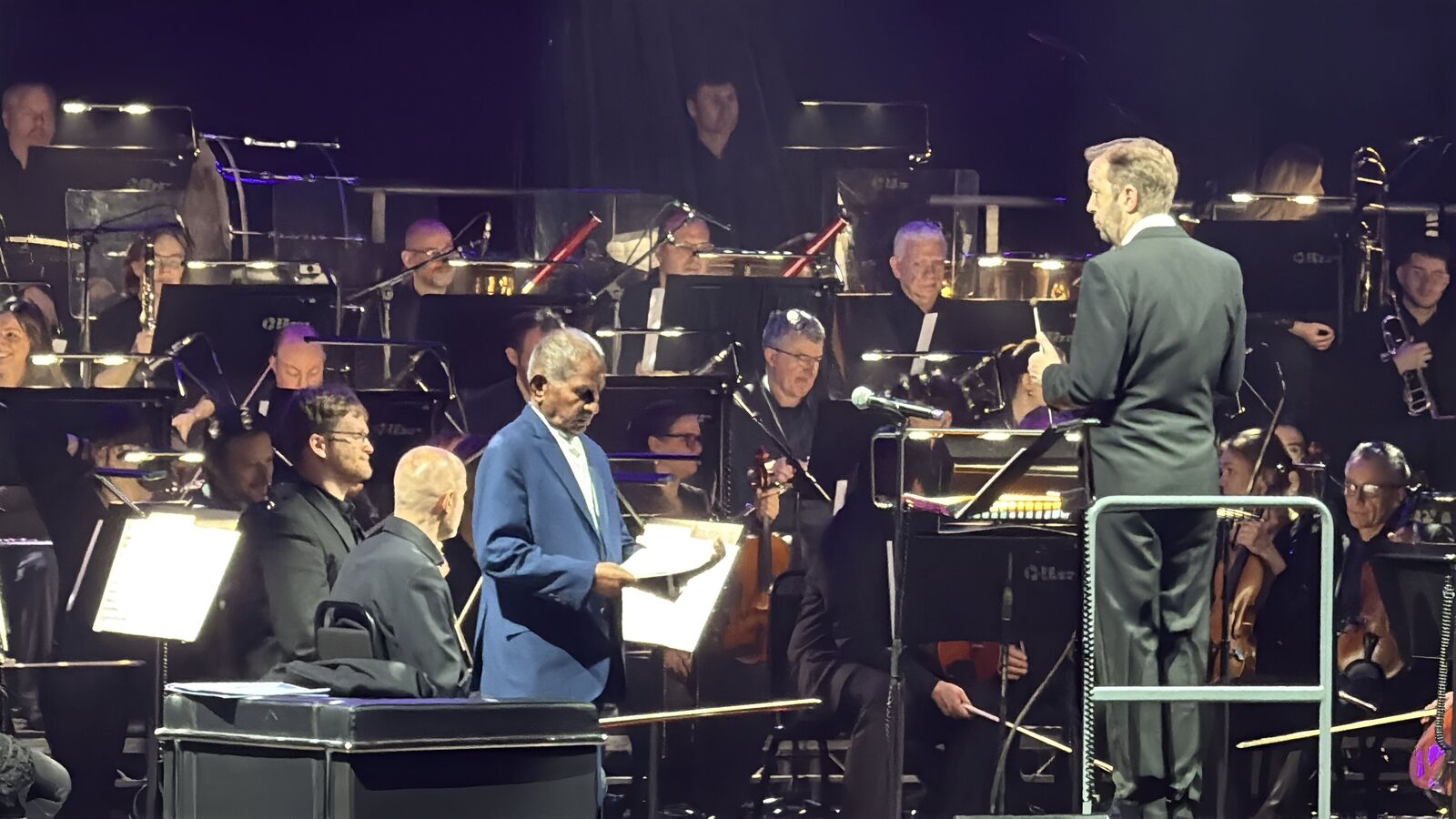 Ilaiyaraaja Symphoney: லண்டனில் பொழிந்த இசை மழை.. இளையராஜாவின் சிம்பொனியை ரசித்த மக்கள்.. வைரலாகும் வீடியோக்கள்..