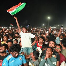 <p>இந்தியா மற்றும் நியூசிலாந்து அணிகளுக்கு இடையிலான ஐசிசி சாம்பியன்ஸ் டிராபி ஒருநாள் சர்வதேச இறுதி கிரிக்கெட் போட்டியில் இந்தியா வெற்றி பெற்றதை சென்னையில் உள்ள எலியட்ஸ் கடற்கரையில் நேரடி ஒளிபரப்பில் ரசிகர்கள் கொண்டாடும் போது, ​​ஒரு ரசிகர் இந்திய தேசியக் கொடியை அசைத்து மகிழ்ச்சியை வெளிப்படுத்தினார்</p>
