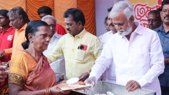 வடசென்னையில் அதிமுக மாவட்ட செயலாளர்களாக உள்ள பாலகங்கா மற்றும் வெங்கடேஷ் பாபுவின் செயல்பாடுகள் மீது அதிருப்தி அடைந்த ஈபிஎஸ், அமைச்சர் சேகர்பாபுவின் பெயரை குறிப்பிடாமல் பாராட்டியதாக தகவல் வெளியாகி உள்ளது. “உங்கள் பகுதியில் ஒரு அமைச்சர் இருக்காரு, அவரு என்னென்ன செய்யராருன்னு தெரியும் இல்ல; அடிக்கடி மக்கள் நலத்திட்டங்களை கொடுக்குறார், மக்களை சந்தித்து கூட்டம் போடுகிறார். நிறைய பரிசு பொருட்களை கொடுக்கிறார். அது போல் நீங்கள் ஏன் செய்யவில்லை. போலி வாக்காளர்களை கணக்கெடுத்து நீக்க நடவடிக்கை எடுக்க வேண்டும்” என ஈபிஎஸ் பேசியதாக கூறப்படுகிறது. &nbsp;