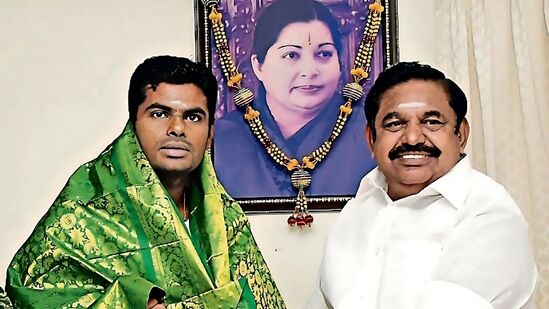 நம்மிடம் கூட்டணி கேட்டு பலர் கெஞ்சுகிறார்கள். நம்மை யாரும் மிரட்டி கூட்டணிக்கு பணியவைக்க முடியாது. நமக்கு ஒரே எதிரி திமுகதான், திமுகவை வீழ்த்த யாருடனும் கூட்டணி வைக்கலாம் என கூறியதாகவும் தகவல் வெளியாகி உள்ளது.