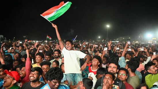 இந்தியா மற்றும் நியூசிலாந்து அணிகளுக்கு இடையிலான ஐசிசி சாம்பியன்ஸ் டிராபி ஒருநாள் சர்வதேச இறுதி கிரிக்கெட் போட்டியில் இந்தியா வெற்றி பெற்றதை சென்னையில் உள்ள எலியட்ஸ் கடற்கரையில் நேரடி ஒளிபரப்பில் ரசிகர்கள் கொண்டாடும் போது, ​​ஒரு ரசிகர் இந்திய தேசியக் கொடியை அசைத்து மகிழ்ச்சியை வெளிப்படுத்தினார்