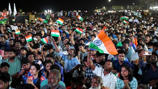 சென்னை எலியட்ஸ் கடற்கரையில் இந்திய-நியூசிலாந்து போட்டி நேரலையில் தேசியக் கொடி ஏந்தி பாராட்டி வாழ்த்திய கிரிக்கெட் ரசிகர்கள்