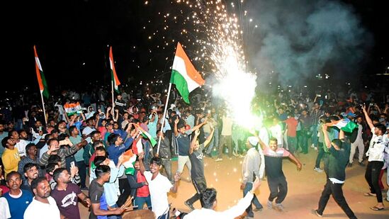ஞாயிற்றுக்கிழமை ராஞ்சியில் உள்ள மொராபாடி மைதானத்தில், ஐசிசி சாம்பியன்ஸ் டிராபி 2025 இறுதிப் போட்டியில் நியூசிலாந்தை வீழ்த்திய இந்தியாவின் வெற்றியை கிரிக்கெட் ரசிகர்கள் கொண்டாடுகிறார்கள்.