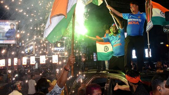 ஞாயிற்றுக்கிழமை பாட்னாவில் உள்ள டாக் பவுங்லோ கிராசிங்கில், &nbsp;ஐசிசி சாம்பியன்ஸ் டிராபி 2025 இறுதிப் போட்டியில் நியூசிலாந்தை வீழ்த்திய இந்தியாவின் வெற்றியை கிரிக்கெட் ரசிகர்கள் கொண்டாடினர்.