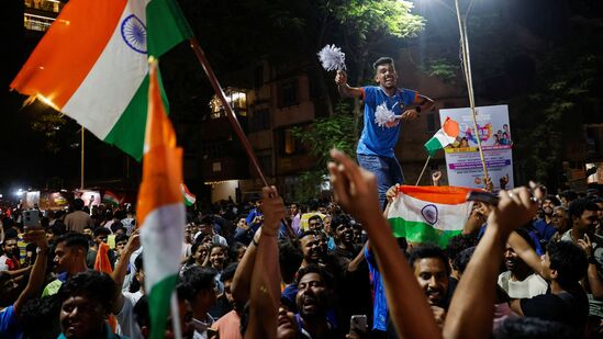மும்பையில் உள்ள ஒரு தெருவில், இறுதிப் போட்டியில் நியூசிலாந்தை வீழ்த்தி இந்தியா ஐசிசி ஆண்கள் சாம்பியன்ஸ் டிராபியை வென்ற பிறகு மக்கள் கொண்டாடுகிறார்கள்.