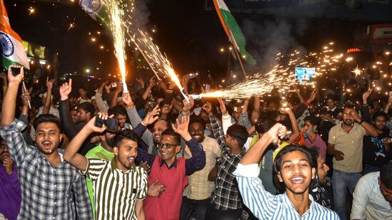 மீரட்டில், ஐசிசி சாம்பியன்ஸ் டிராபி இறுதிப் போட்டியில் இந்திய அணி வெற்றி பெற்றதை கிரிக்கெட் ரசிகர்கள் கொண்டாடுகிறார்கள்.