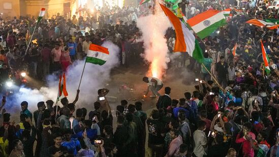 மேற்கு வங்காளத்தின் பர்தமனில், இந்தியா ஐசிசி சாம்பியன்ஸ் டிராபியை வென்ற பிறகு, உற்சாகமான ரசிகர்கள் பட்டாசுகளுடன் கொண்டாடுகிறார்கள்.