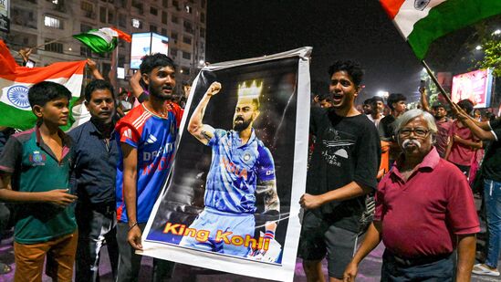 ஐசிசி சாம்பியன்ஸ் டிராபி இறுதிப் போட்டியில் இந்திய அணி வெற்றி பெற்றதை &nbsp;கொல்கத்தாவில் &nbsp;கிரிக்கெட் ரசிகர்கள் கொண்டாடுகிறார்கள்.